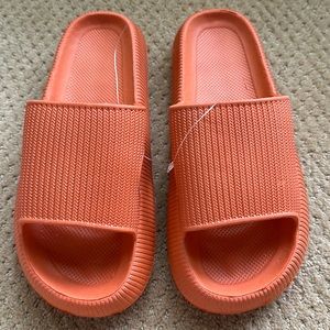 Cushioned Cloud Slippers Non-Slip Lightweight Thick Sole Sandals, Size 8.5W